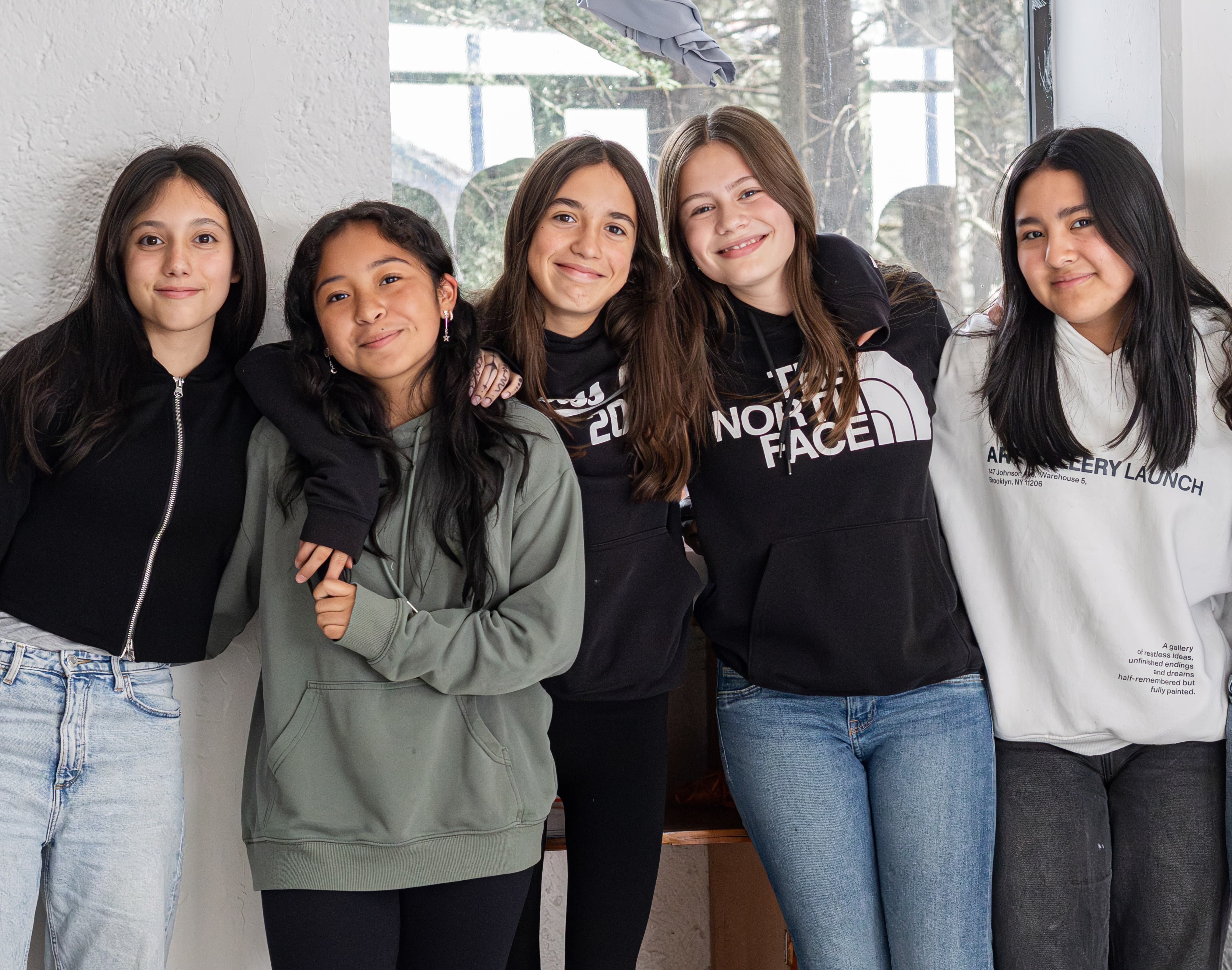 Alumnas conviviendo en la comunidad escolar