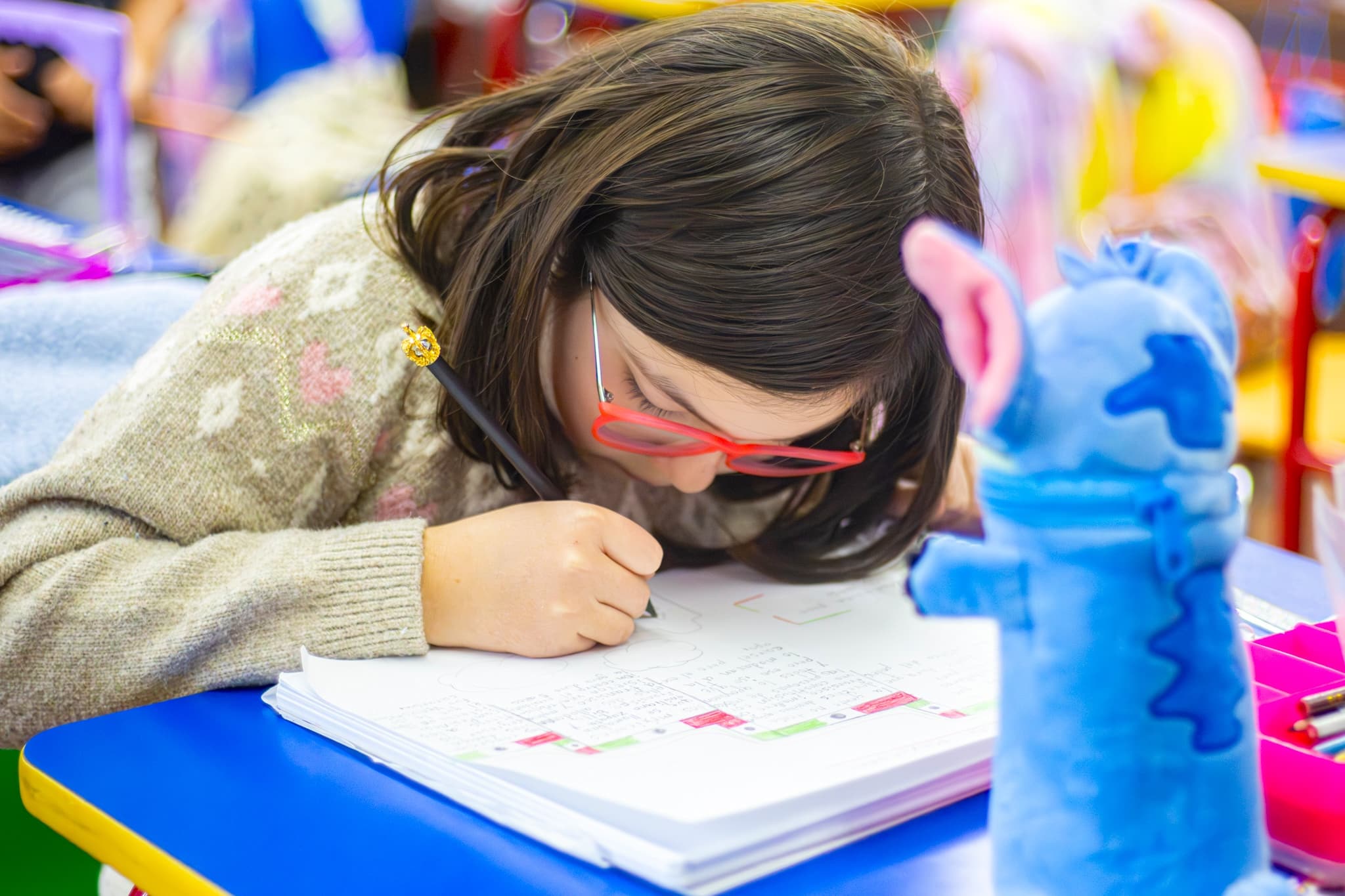 Alumna tomando notas