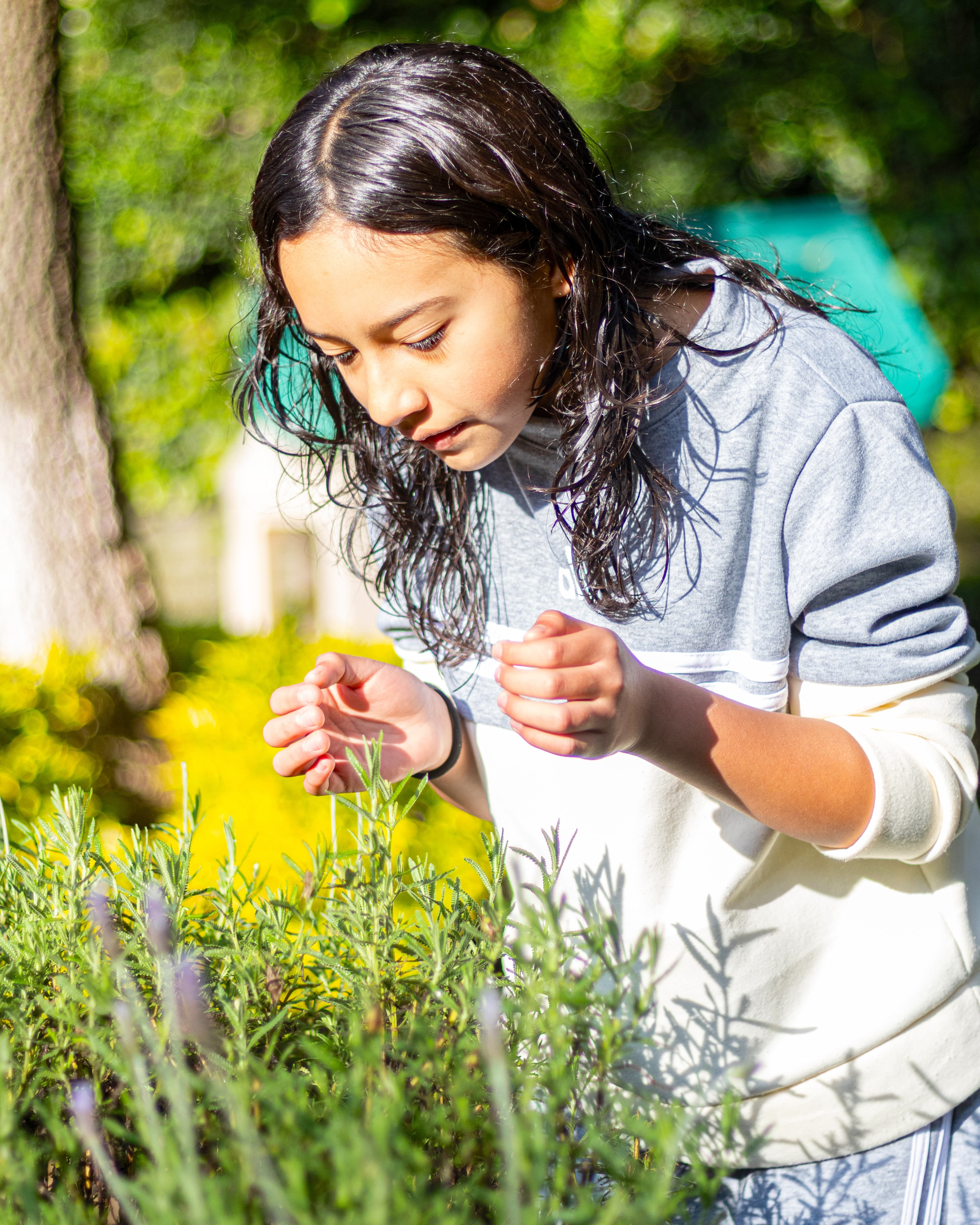 Alumna investigando en la naturaleza