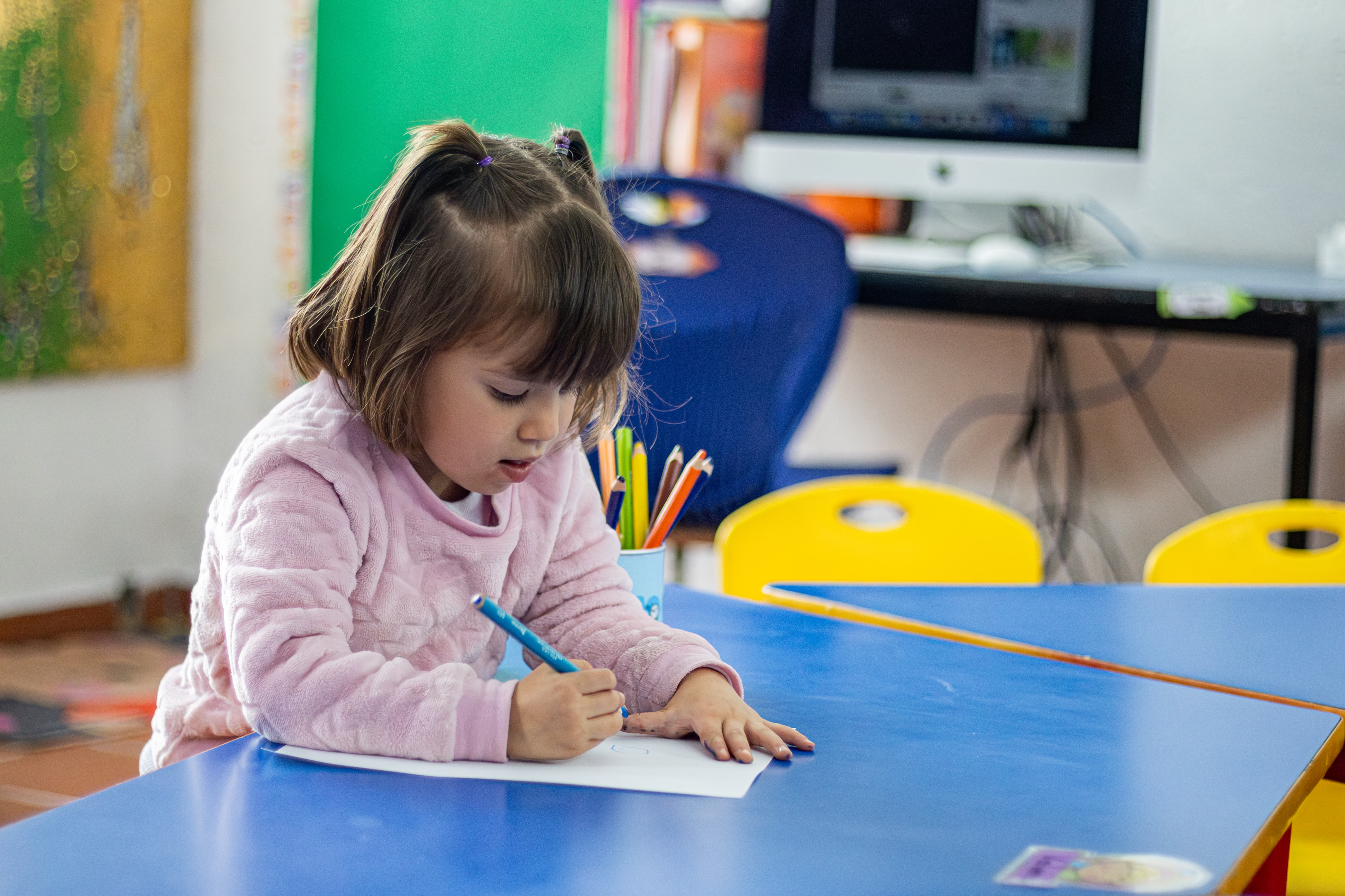 Niña aprendiendo